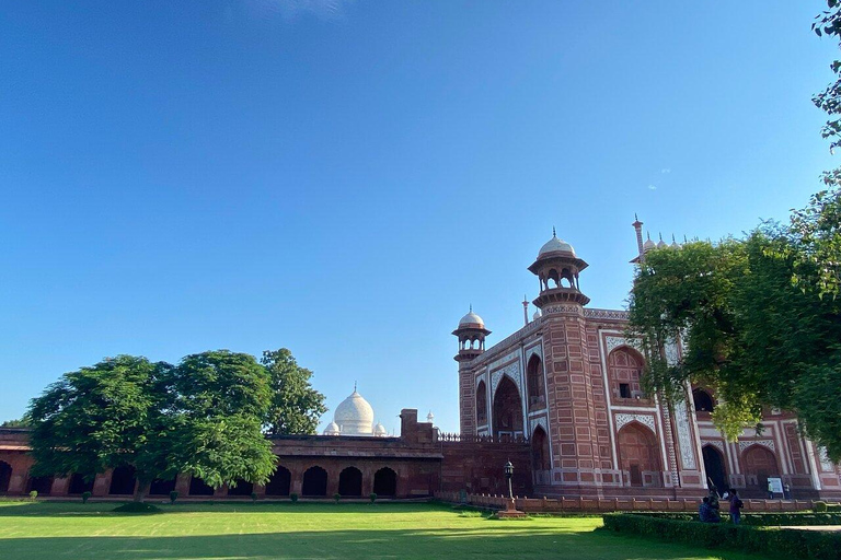 Vanuit Delhi: Taj Mahal dagtour per sneltrein met transfers1e klas treinwagon, auto, gids, toegangskaarten en lunch