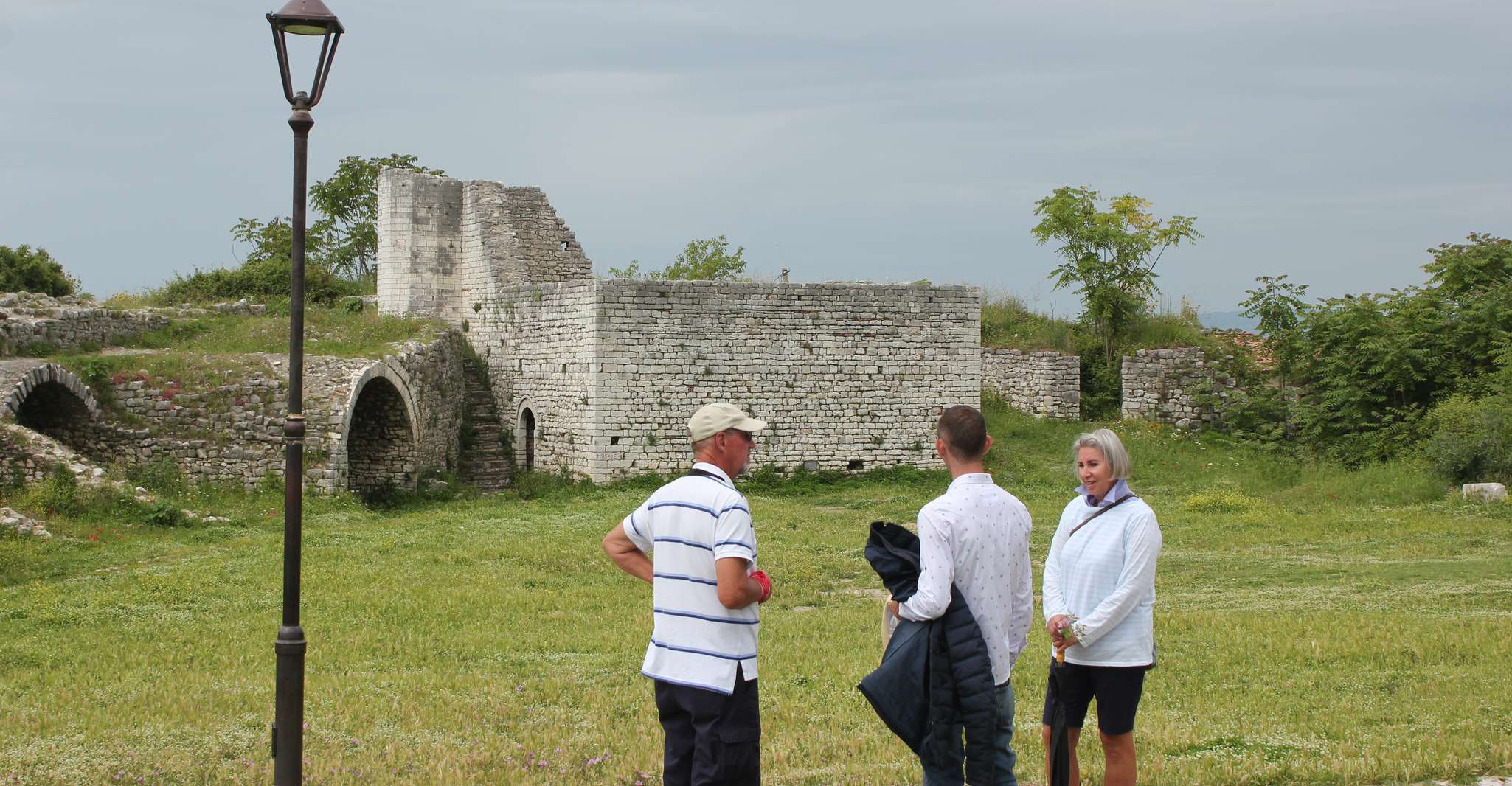 Berat, Paseo a pie por la ciudad histórica - Hizvo