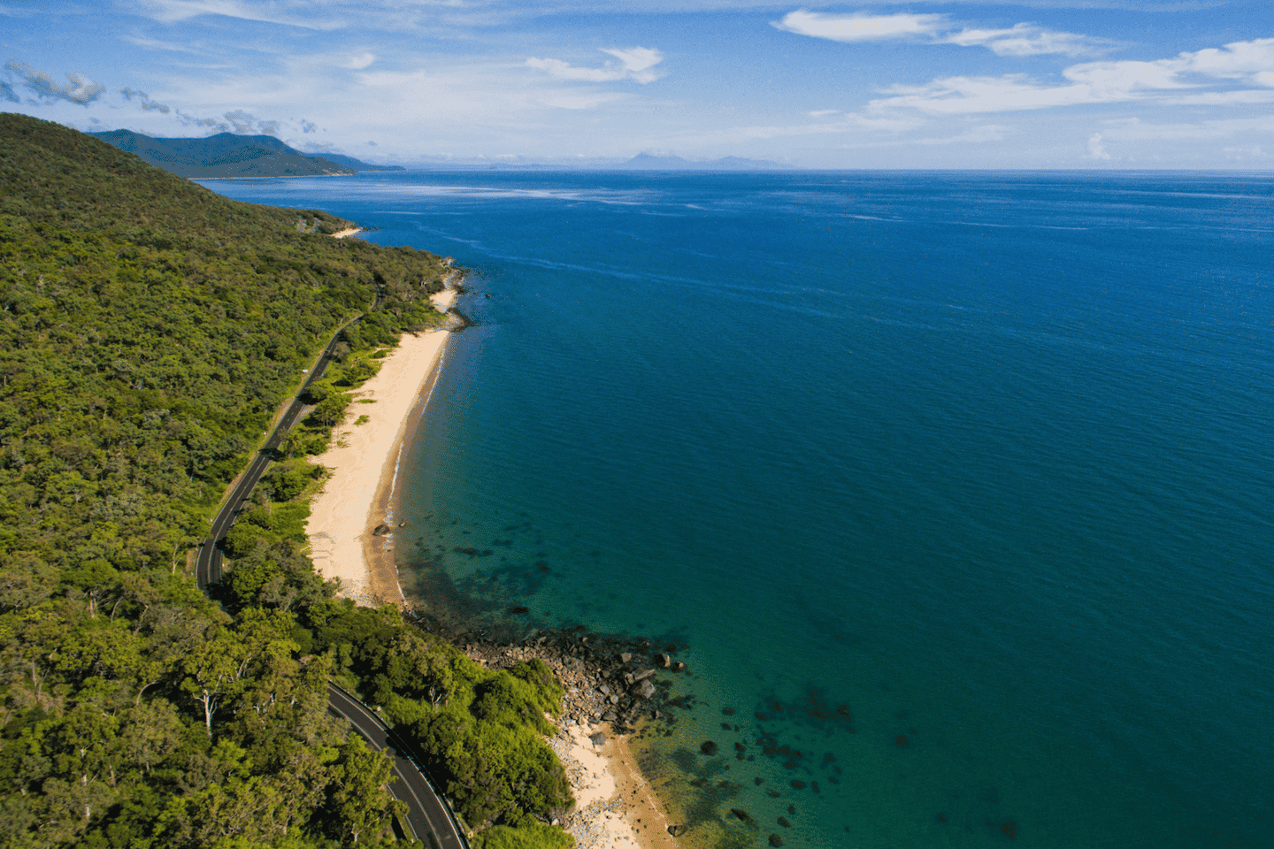 Cairns: Shared Airport Transfer to/from City and Beaches - Cairns Airport to Port Douglas