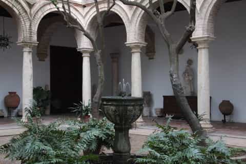 Córdoba: entrada al palacio de Viana