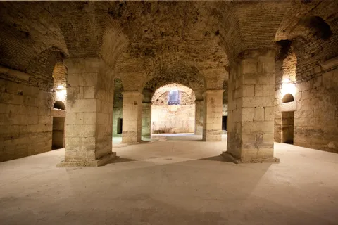 Ingresso para as Caves do Palácio de Diocleciano
