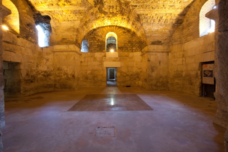 Split: entrada a las bodegas del palacio de Diocleciano