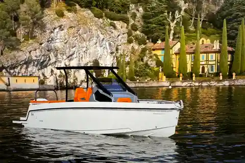 Lake Como: 2 hour private boat tour with driver