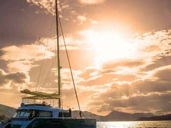 Naxos: Catamaran Cruise with Lunch & Drinks