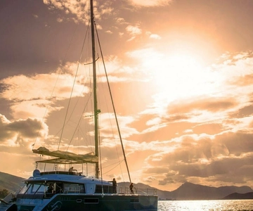 Naxos: Catamaran Cruise with Lunch & Drinks