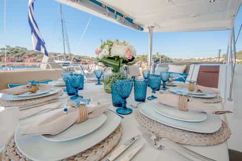 Naxos: Rina Cave & Small Islands Catamaran Cruise with Lunch