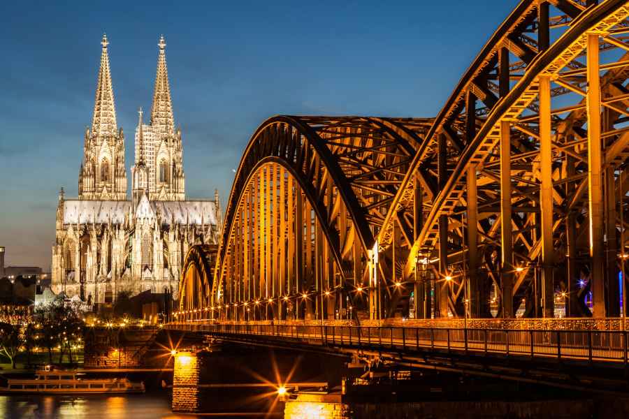 Köln: Sightseeing-Bootsfahrt auf dem Rhein mit Getränk