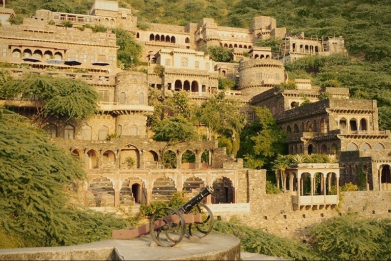 Jaipur: tour privado de Chand Baori y Bhangarh FortTour sin almuerzo