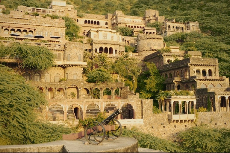 Jaipur: Prywatna wycieczka Chand Baori i Bhangarh FortWycieczka bez obiadu