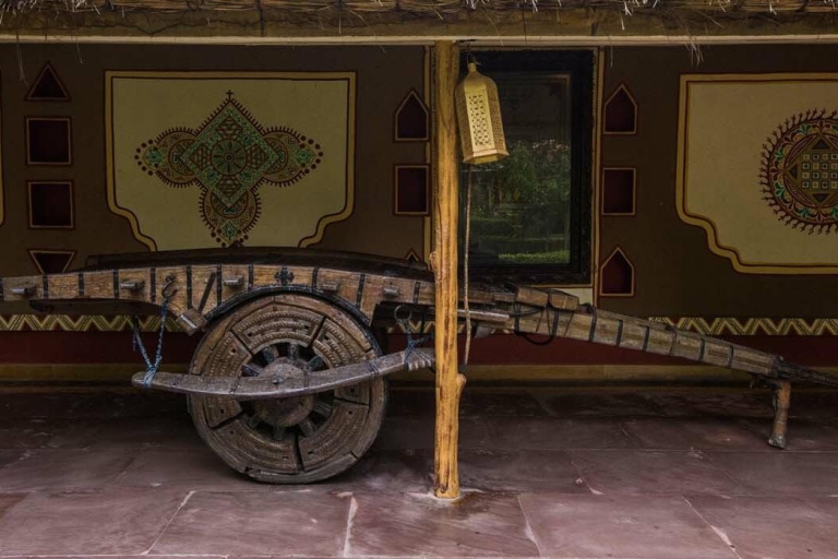 Jaipur: Chokhi Dhani con transporte privado y cena