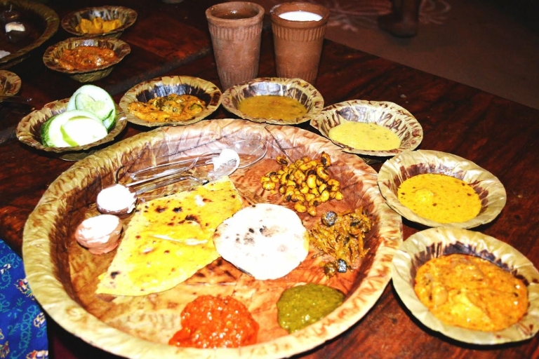 Jaipur: Chokhi Dhani mit privatem Transport und Abendessen