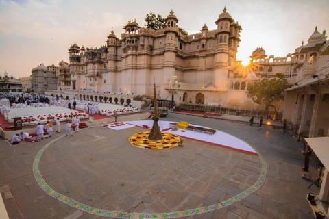 Udaipur: Stads Palace Museum Tour och Lake Pichola Boat TourUdaipur: City Palace Museum Tour och Lake Pichola Båttur