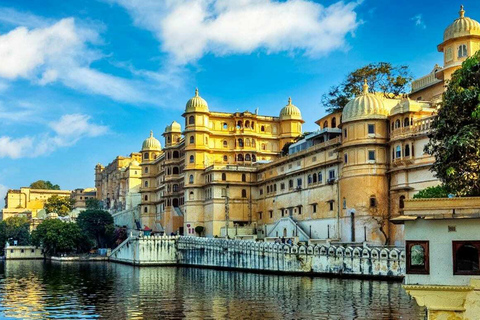 Udaipur: Stads Palace Museum Tour och Lake Pichola Boat TourUdaipur: City Palace Museum Tour och Lake Pichola Båttur