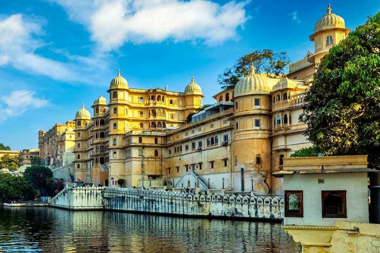 Udaipur: recorrido por el museo del palacio de la ciudad y recorrido en barco por el lago Pichola