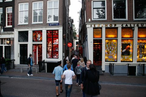 Amsterdam: Coffee Shop and Red Light District Walking Tour