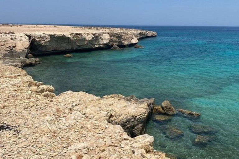 Muscat: Fins View, Wadi Jahal & Bimmah Tour