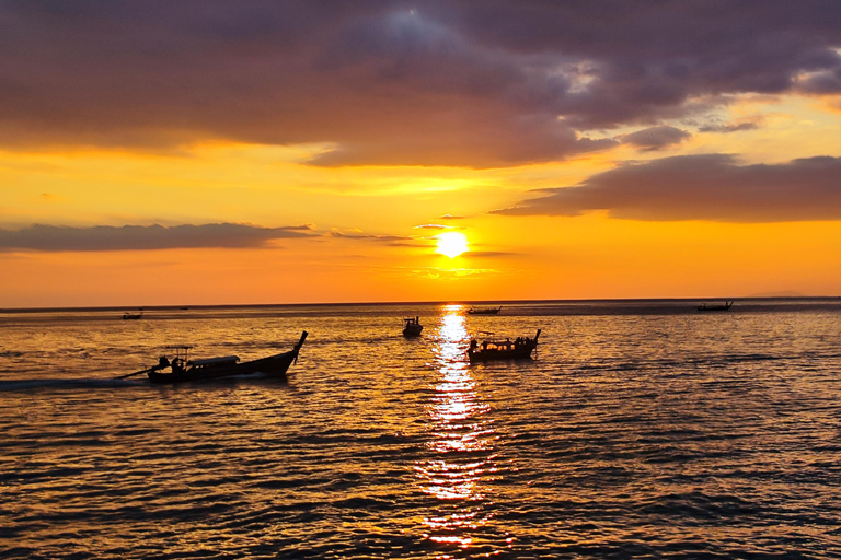 Phi Phi: Maya Bay Sleepaboard-tur med snorkling och solnedgång