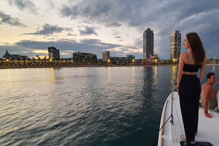 Barcelona: Luxury Private Sunset Yacht Cruise
