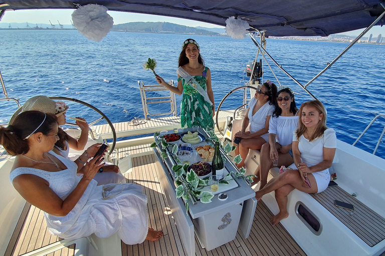 Barcelona: Luxury Private Sunset Yacht Cruise