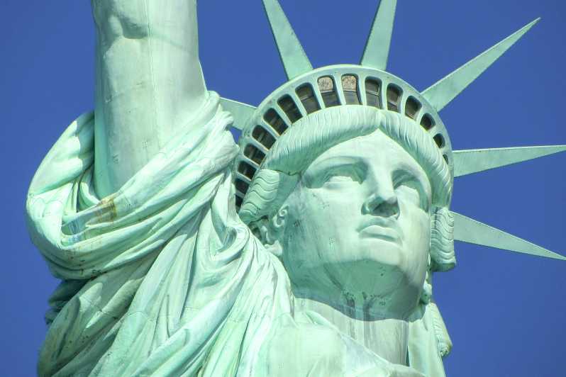 New York: Statua della Libertà ed Ellis Island con traghetto