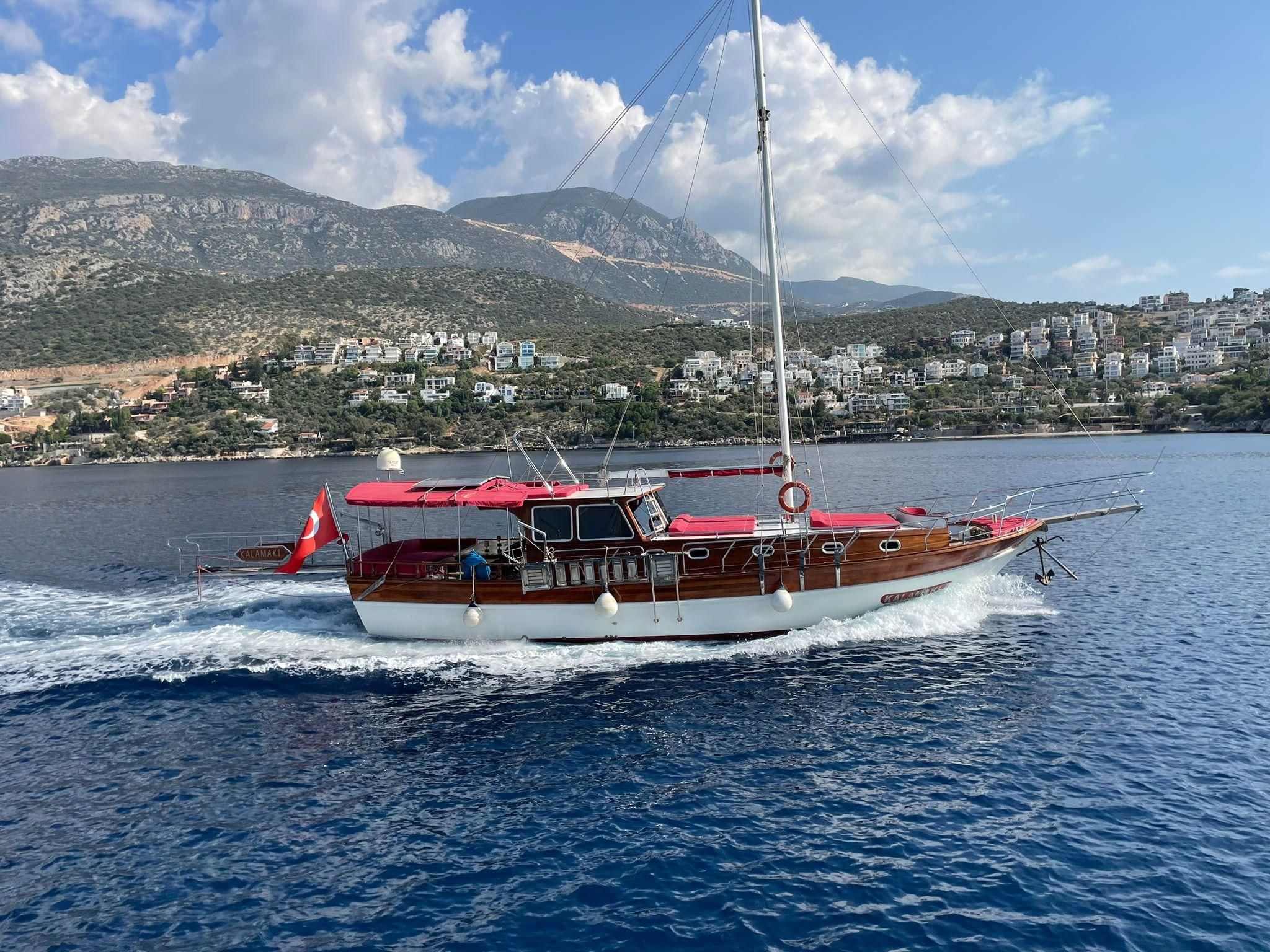 Kalkan: Ganztägige gemeinsame Gulet-Bootsfahrt mit Mittagessen