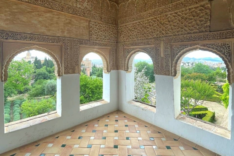 Grenada: zwiedzanie pałaców Alhambra i Nasrid z przewodnikiem i biletyWycieczka w małej grupie w języku rosyjskim