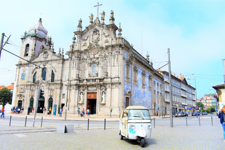 Oporto: tour guiado por el centro histórico en tuk tukTour nocturno