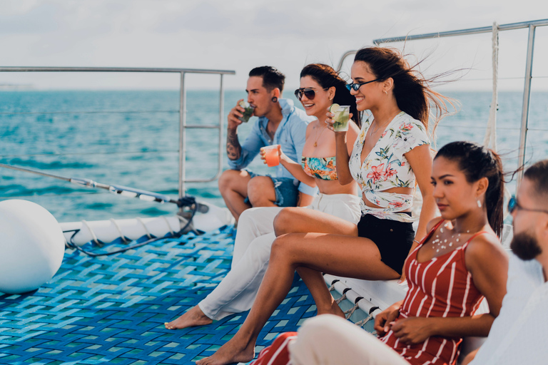 Crucero de 2 horas al atardecer con barra libre y aperitivos