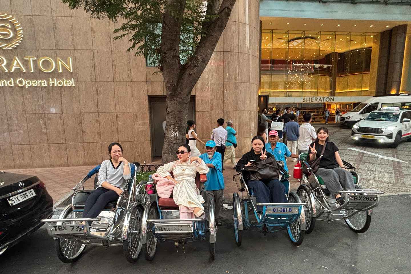 Ho Chi Minh City: Cyclo Ride and Saigon Zoo Night Tour - Combine tour - English speaking Guide