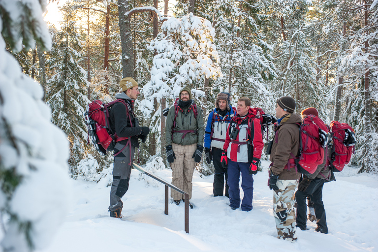 Estocolmo: Excursión de un día con raquetas de nieve en invierno