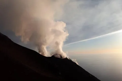 Trekking au coucher du soleil sur le volcan Stromboli