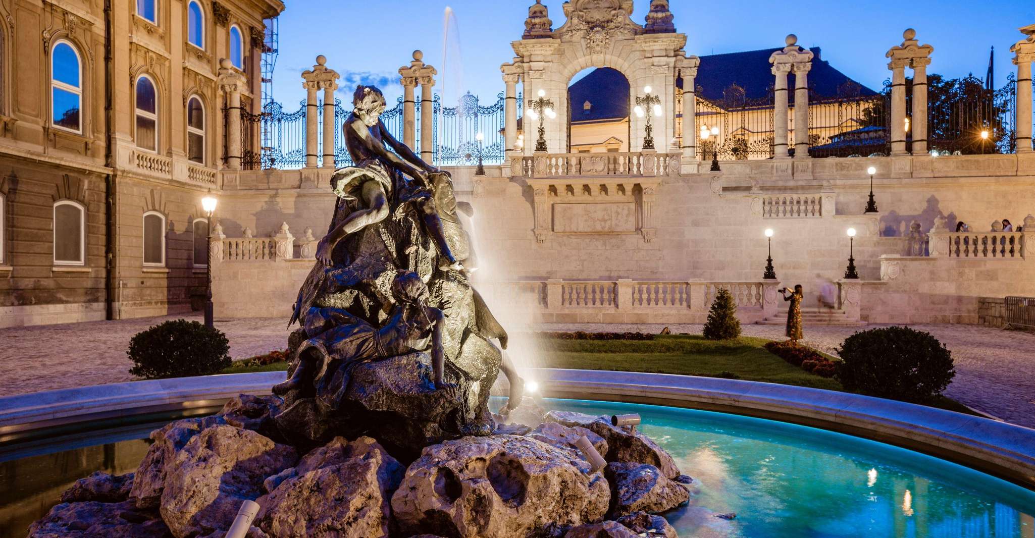 Budapest: Buda Castle Walk with Saint Stephen's Hall photo 7