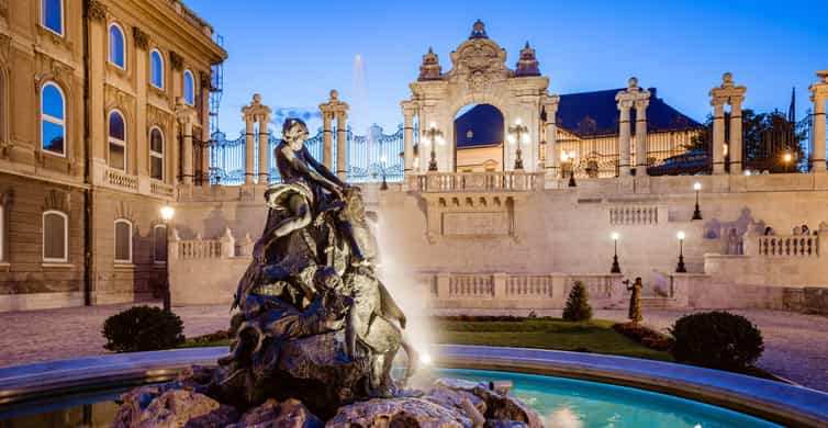 Budapest: Buda Castle Walk with Saint Stephen's Hall photo 7