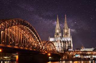 Köln: Winterliche Bootsfahrt mit Live-Musik und Glühwein