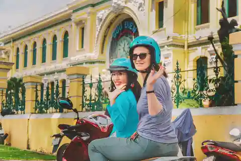 Ho Chi Minh City: Street Food and Sightseeing Night Tour