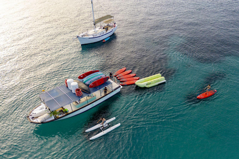 Ibiza: Passeio de barco particular, tapas no bar e esportes aquáticos gratuitos