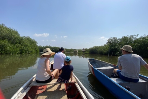 Ecotoer en vissen in de natuurlijke mangrove van Cartagena