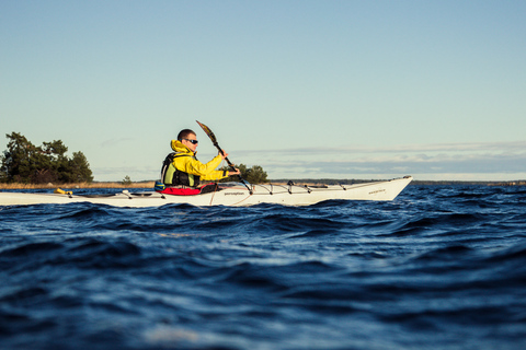 Stockholm: Vinterkajakpaddling, svensk fika och varm bastuKajaktur på vintern