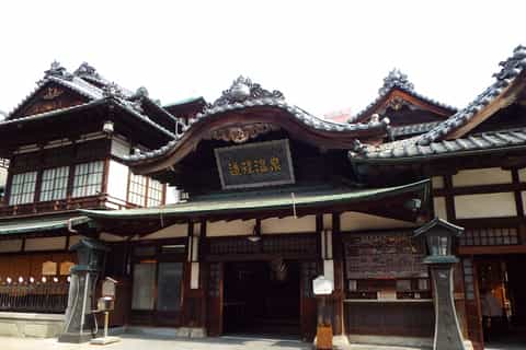 Matsuyama: Private Walking Tour with Local Guide