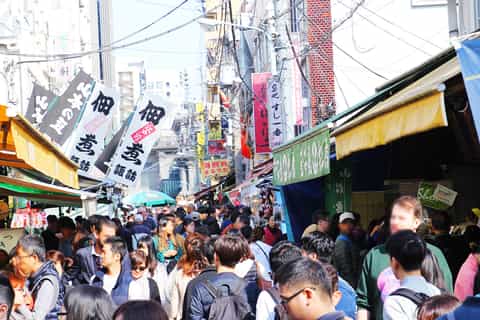 Tokio: 1-stündige Tsukiji Fish Market Food Tour mit lokalem Guide