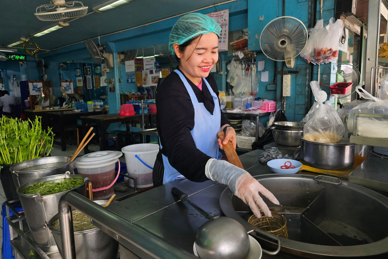 Ayutthaya: Woks and Wats Food Tour with 14+ Tastings