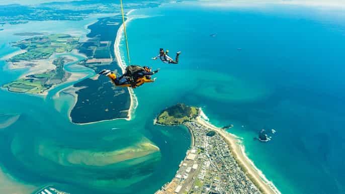 from tauranga 12000 feet skydive over mount maunganui