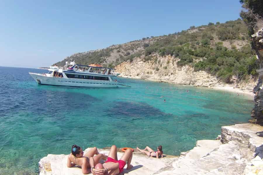 Korfu: Bootsfahrt zur Blauen Lagune mit frisch zubereitetem Lunch und Schwimmpausen. Foto: GetYourGuide