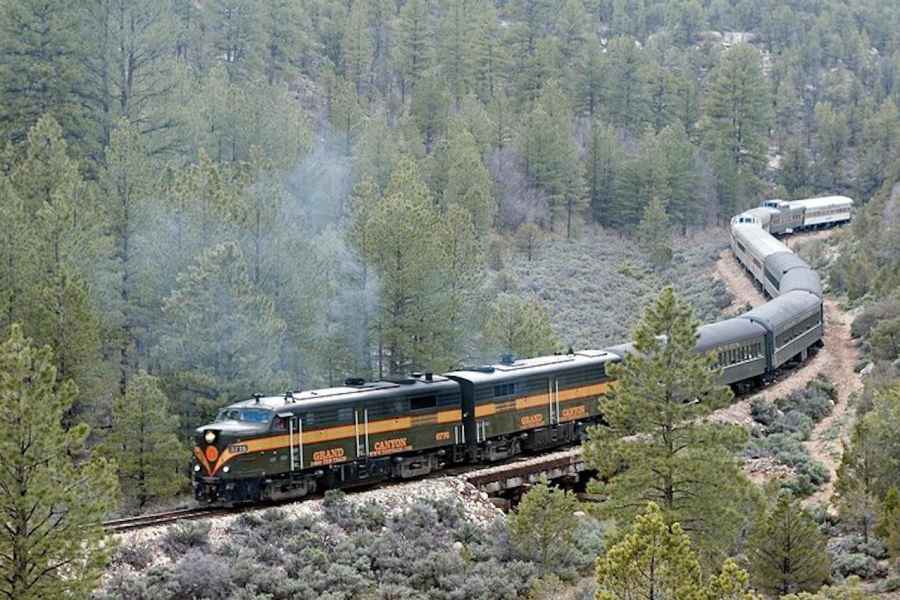 Ab Flagstaff: Geführte Tagestour Grand Canyon Railroad. Foto: GetYourGuide