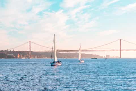 lisbona tour in barca a vela al tramonto con bevande sul fiume tago