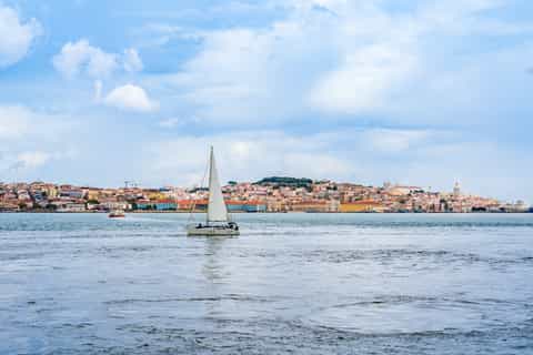 Lisboa: Passeio de Veleiro Diurno ou Pôr do Sol c/ Bebidas