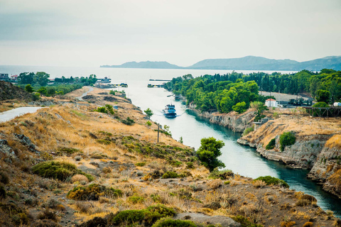 Athene: privétour naar Korinthe, grot van meren en tandradbaanZonder licentie Tour Guide in Korinthe