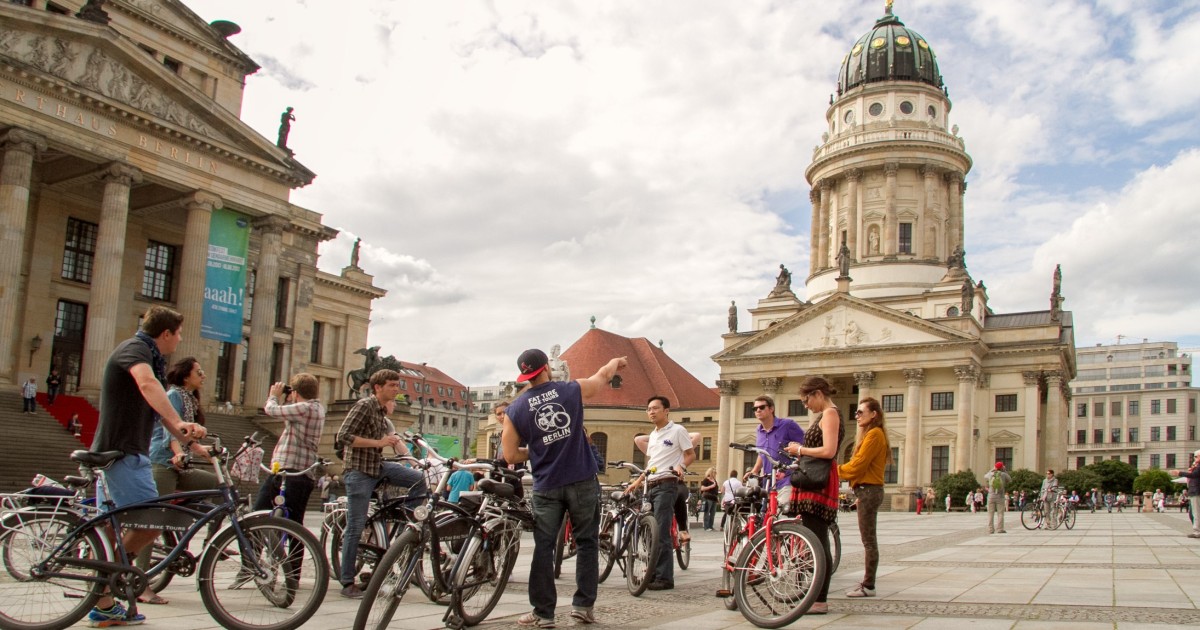 Bike tour. Германия Берлин прогулка. Велотуризм в Германии Берлин. Берлин город люди. Экскурсии на велосипедах.