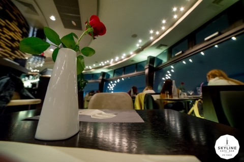 Thessaloniki: OTE Tower Rotating Experience met lichte maaltijdFruitschaal met fles wijn