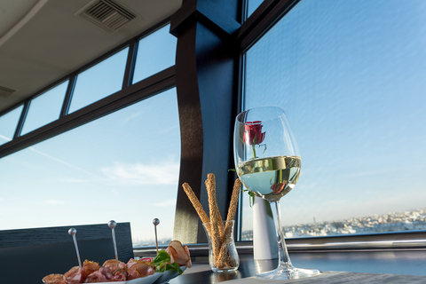 Tesalónica: experiencia giratoria de la torre OTE con comida ligeraPlato de frutas con botella de vino